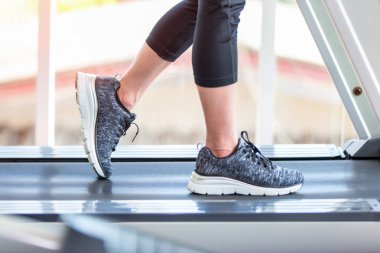 Spor ayakkabı Asyalı kadınlar egzersiz spor salonunda aktif bacağından yukarı kapatın.