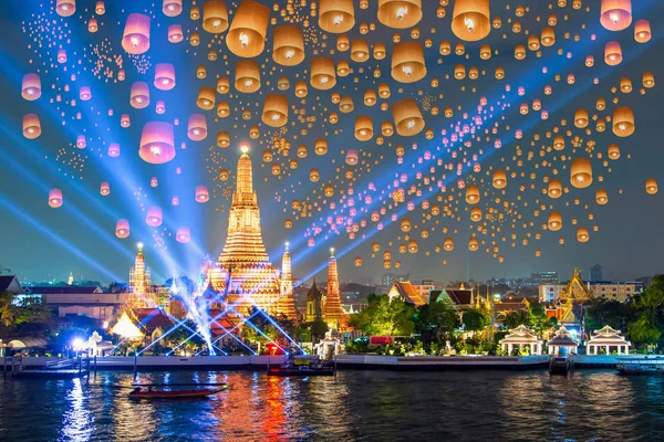 Yee peng Festivali'nde loy krathong gün Wat Arun, Bangkok, Tayland, Thailand, altında yüzen lamba ve lazer göstermek