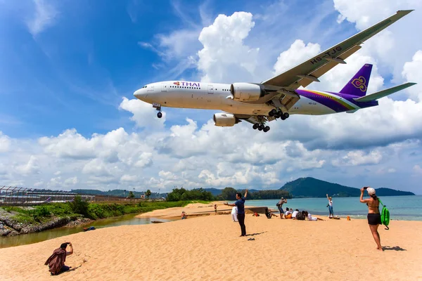 Phuket, Tayland - 14 Mayıs 2018: İniş uçak beach Phuket Havaalanı'nda yukarıda. Mai Khao beach, Phuket turist arasında en popüler plajları.
