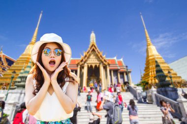 Portre Genç Asyalı kadın ağzına tutarak heyecanlı arıyorum uzun kızıl saçlı güzel kız açtı şaşırtıcı Wat Phra Kaew ve Grand Palace arka plan, Bangkok, Tayland