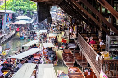 Ratchaburi, Tayland - 24 Şubat: Yerel satıcıları 24 Şubat 2018 üzerinde Damnoen Saduak yüzen Pazar yakın Bangkok Tayland, mal satan. Damnoen Saduak çok popüler bir turistik 's.
