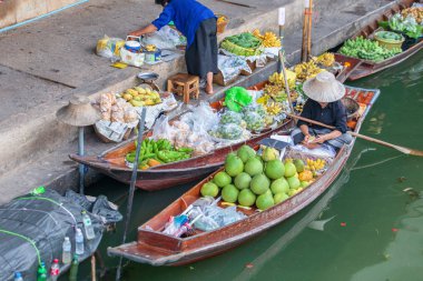 Tayland 'da Bangkok yakınlarında Damnoen Saduak Yüzen Pazarı