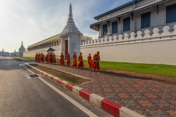 Bangkok Tailandia Mayo 2018 Monjes Budistas Caminando Wat Phra Kaew — Foto de Stock