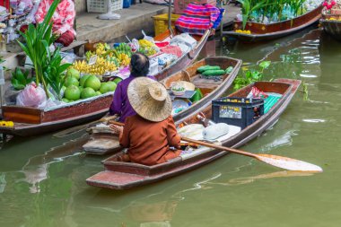 Tayland 'da Bangkok yakınlarında Damnoen Saduak Yüzen Pazarı