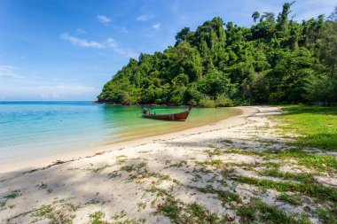 Beyaz kum plaj Khang Khao Adası (Bat), il Ranong, Tayland.