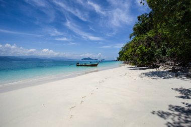 Beyaz kum plaj Khang Khao Adası (Bat), il Ranong, Tayland.