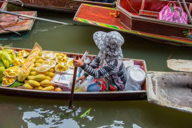 Tayland 'da Bangkok yakınlarında Damnoen Saduak Yüzen Pazarı