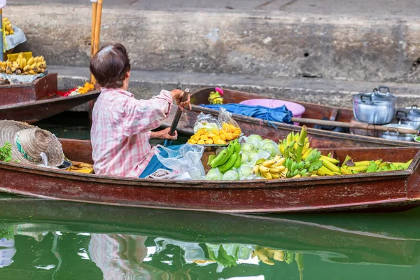 Tayland 'da Bangkok yakınlarında Damnoen Saduak Yüzen Pazarı
