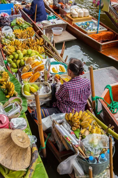 Tayland 'da Bangkok yakınlarında Damnoen Saduak Yüzen Pazarı