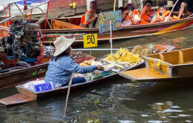 Ratchaburi, Tayland - 15 Ekim: 15 Ekim 2018 tarihinde Tayland'ın Bangkok kenti yakınlarındaki Damnoen Saduak Floating Market'te mal satan yerel satıcılar. Damnoen Saduak çok popüler bir turistik.