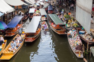 Ratchaburi, Tayland - 15 Ekim : 15 Ekim 2018 tarihinde Tayland'ın Bangkok kenti yakınlarındaki Damnoen Saduak Floating Market'te mal satan yerel satıcılar. Damnoen Saduak çok popüler bir turistik.