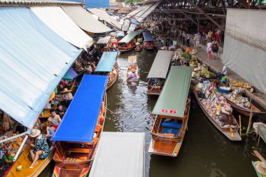 Ratchaburi, Tayland - 15 Ekim : 15 Ekim 2018 tarihinde Tayland'ın Bangkok kenti yakınlarındaki Damnoen Saduak Floating Market'te mal satan yerel satıcılar. Damnoen Saduak çok popüler bir turistik.