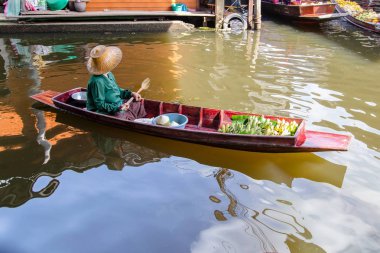 Tayland 'da Bangkok yakınlarında Damnoen Saduak Yüzen Pazarı