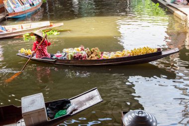 Tayland 'da Bangkok yakınlarında Damnoen Saduak Yüzen Pazarı