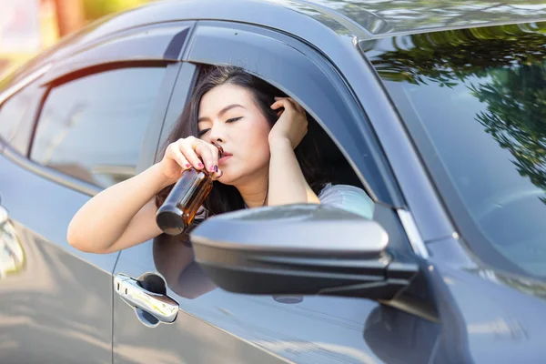 Joven Asiática Bebiendo Cerveza Mientras Conduce Coche — Foto de Stock