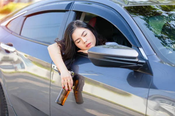Joven Asiática Bebiendo Cerveza Mientras Conduce Coche — Foto de Stock