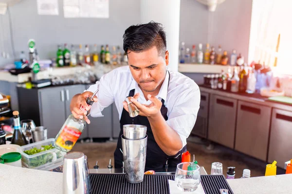 Close Selective Focus Focus Young Bartender Pouring Cocktail Bar Phuket — Stock Photo, Image