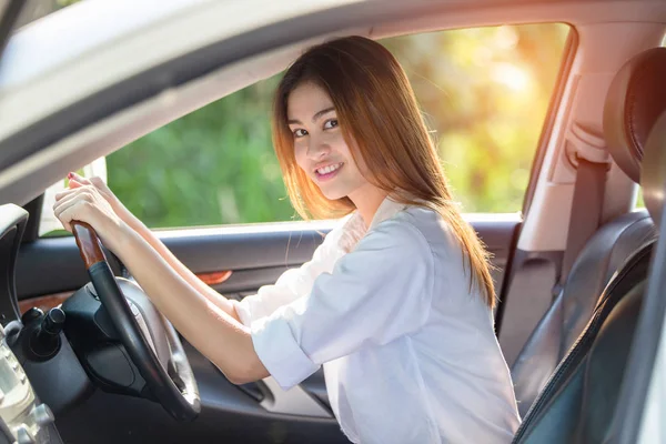 若いアジア女性ドライバーの田舎道で車を運転 — ストック写真