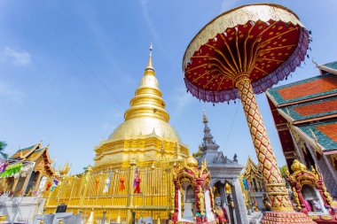 Wat Phra 'daki Loi Krathong' da Renkli Lamba Festivali ve Fener Hariphunchai, Lamphun Eyaleti, Tayland