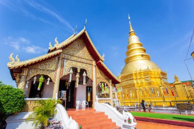 Wat Phra 'daki Loi Krathong' da Renkli Lamba Festivali ve Fener Hariphunchai, Lamphun Eyaleti, Tayland