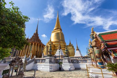 Wat Phra Kaew ve Grand Palace güneşli bir günde, Bangkok, Tayland