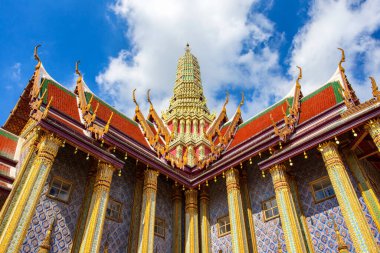 Wat Phra Kaew ve Grand Palace güneşli bir günde, Bangkok, Tayland