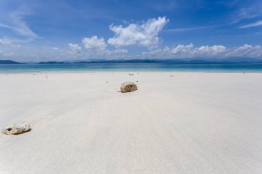 Kham-Tok Adası 'nda (koh-kam-tok) gün ışığında beyaz kum plajı, Ranong Eyaleti, Tayland.