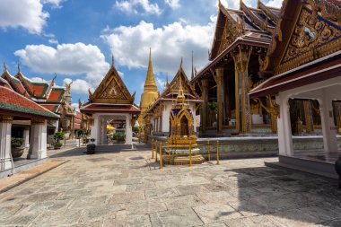 Wat Phra Kaew ve Grand Palace güneşli bir günde, Bangkok, Tayland