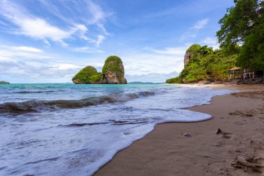 Tayland 'ın Krabi bölgesindeki Railay Plajı' nda berrak su ve mavi gökyüzü..