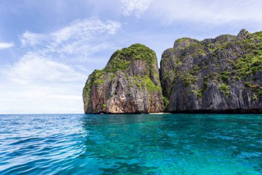 Phi Phi Leh Adası 'ndaki Maya Körfezi' ndeki güzel tropik ada körfezi. Gün ışığı günü, Krabi Eyaleti, Tayland.