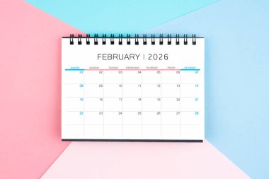 2026 yılı için renkli arkaplanlı Şubat ayı masa takvimi.