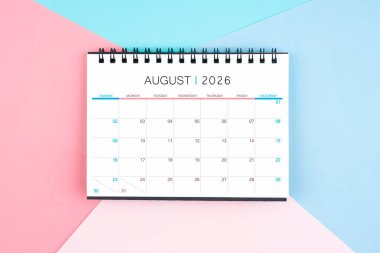 2026 yılı için renkli arkaplanlı Ağustos ayı masa takvimi.