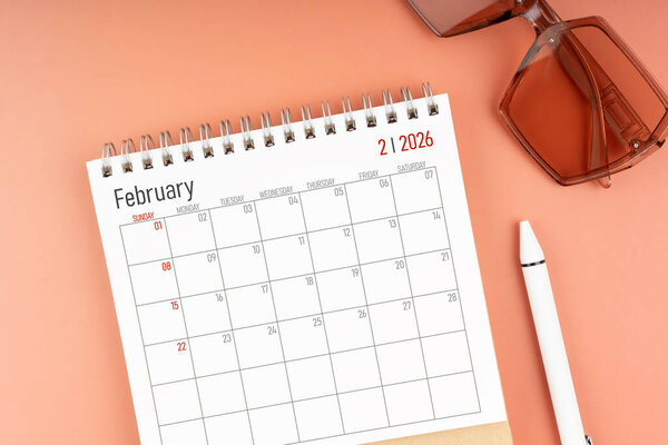 2026 февраля настольный календарь в солнечных очках. Прямо над нами. Концепция календаря и напоминания.