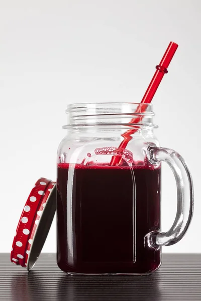 Rotes Gemüse Oder Fruchtsaft Glas Auf Weißem Hintergrund — Stockfoto