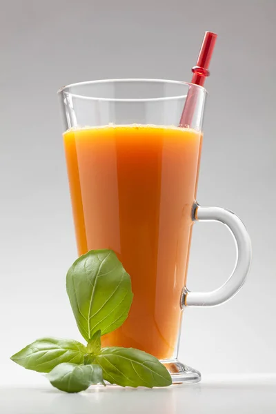 Морква Або Апельсиновий Сік Склянці Білому Фоні — стокове фото