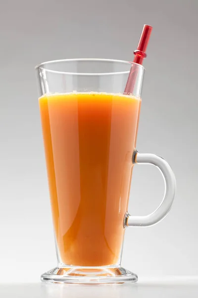 Морква Або Апельсиновий Сік Склянці Білому Фоні — стокове фото
