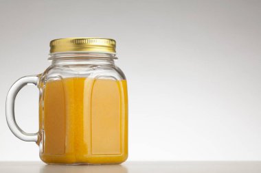 metin için boş alan ile beyaz arka plan üzerinde kavanoza portakallı gazoz