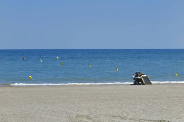 Горизонтальний Вид Пляж Сцени Сонячний День Рятувальних Реактивних Лиж Березі — стокове фото