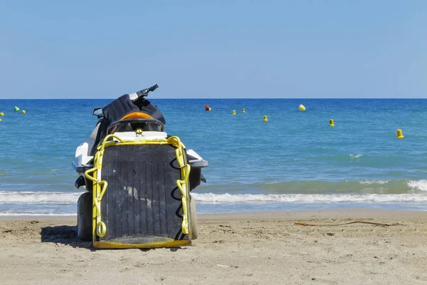 Горизонтальний Вид Пляж Сцени Сонячний День Рятувальних Реактивних Лиж Березі — стокове фото