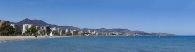 heliopolis Beach yılında benicassim, İspanya güneşli bir arka planda dağlar ile şehrin panoramik görünüm