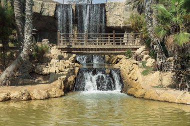 Yatay görünüm cascade ve Gölü el palmeral Park şehir Alicante, İspanya