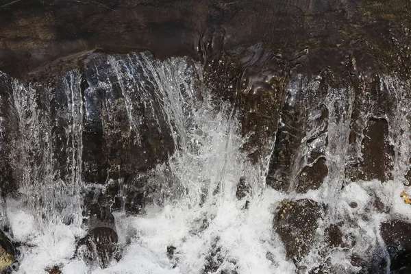 Horizontale Weergave Close Van Water Breken Een Kleine Waterval — Stockfoto