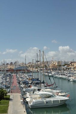 El campello il Alicante, İspanya kıyı Belediyesi Spor limanda içinde bazı teknelerin dikey görünüm