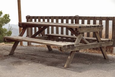 Dağda bir piknik alanında boş bir ahşap Bank, ön plan