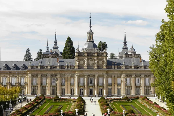 西班牙塞戈维亚省金塔尼利亚圣伊尔德丰索皇家宫殿的门面和花园 — 图库照片