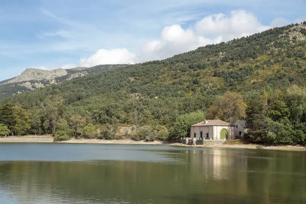 Krajobraz Jeziorem Dom Góry Granja San Ildefonso Segovia Hiszpania Jesienny — Zdjęcie stockowe