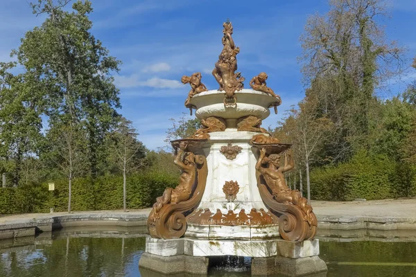 Tazas アルタスのセゴビア スペインの州のサンタ クルス グランハ 王宮庭園の噴水の横の眺め — ストック写真