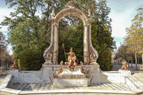 在西班牙塞戈维亚的圣伊隆索皇宫花园中 供奉米涅瓦智慧女神的喷泉的水平景观 — 图库照片