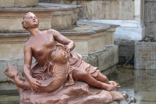 画的首席雕塑的女仆玩在喷泉的戴安娜的浴场在皇家宫殿的拉格兰贾德圣伊尔德孔索 — 图库照片