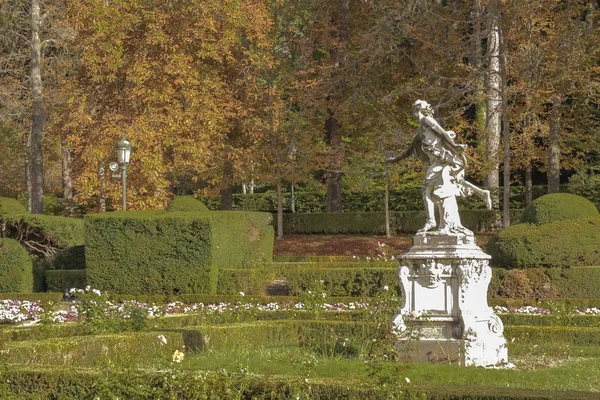 Осенний Пейзаж Садах Королевского Дворца Granja San Ildefonso Статуей Справа — стоковое фото
